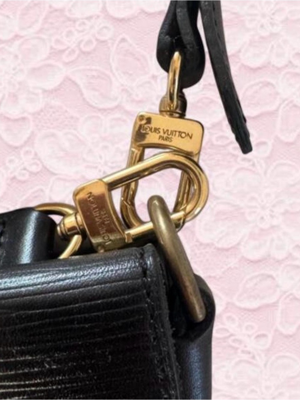 VINTAGE Black Louis Vuitton Epi leather crossbody bag with gold hardware - Picture 4 of 9